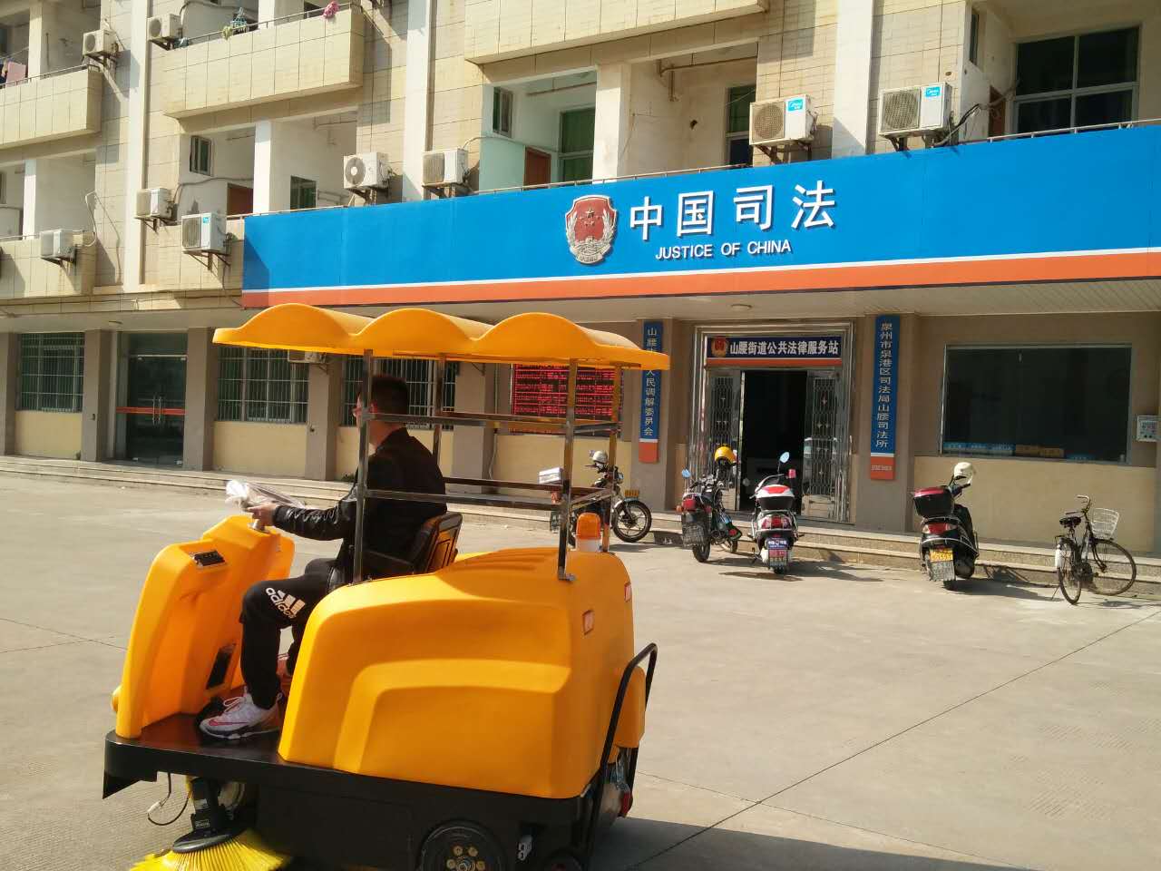 驚！一輛潔博士路面清掃機，惹得員工搶著干活？