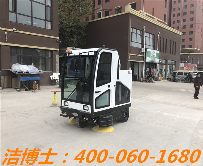 潔博士駕駛清掃車(chē)用戶案例——長(zhǎng)治浩鷹物業(yè)管理