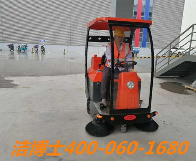 潔博士駕駛掃地車(chē)客戶案例-湖北合瑞建筑工程管理有限公司